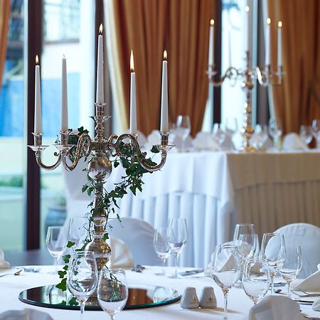 Grand Serai Congress And Spa Ioannina Exterior foto A candelabra on a table