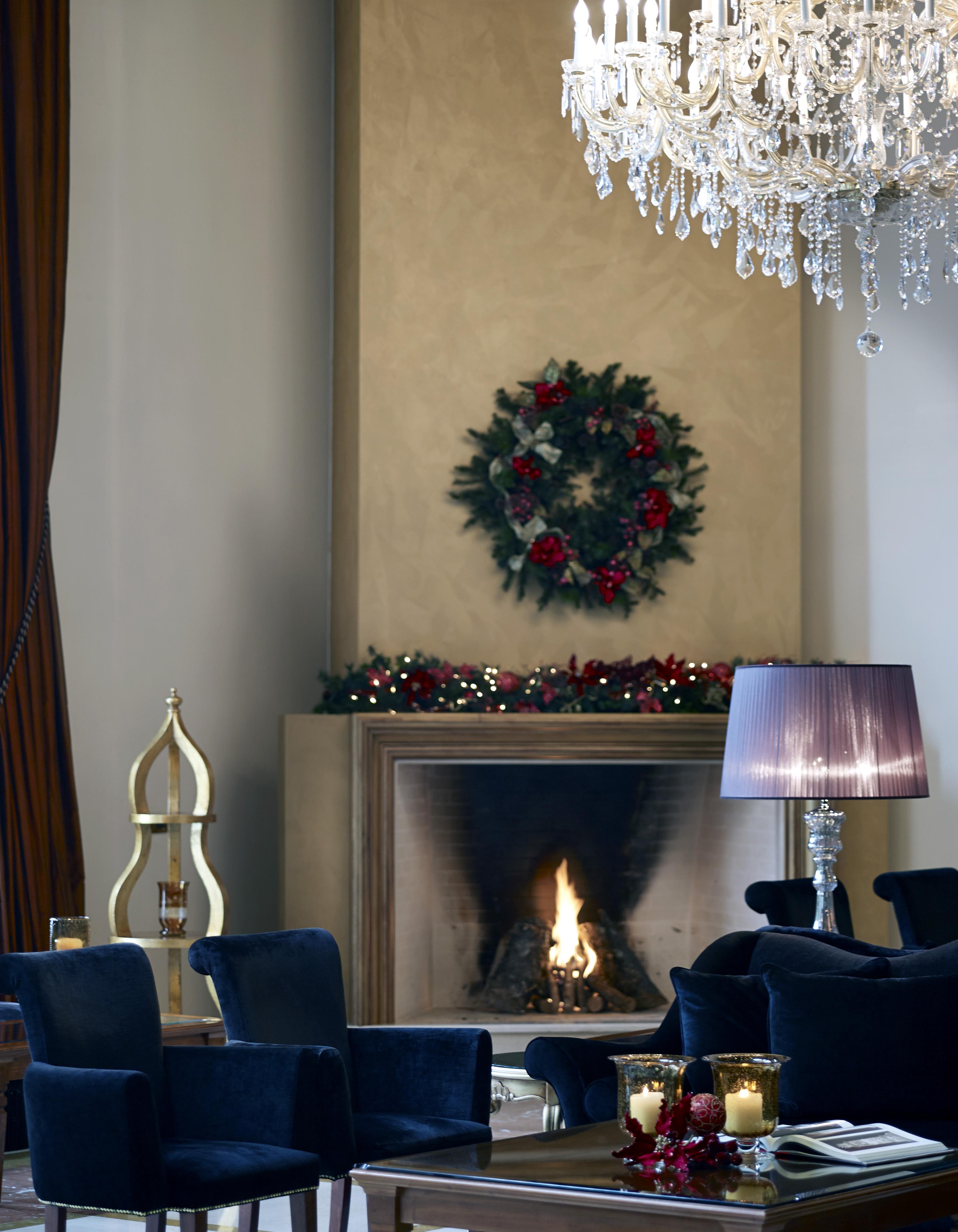 Grand Serai Congress And Spa Ioannina Exterior foto A fireplace decorated for Christmas