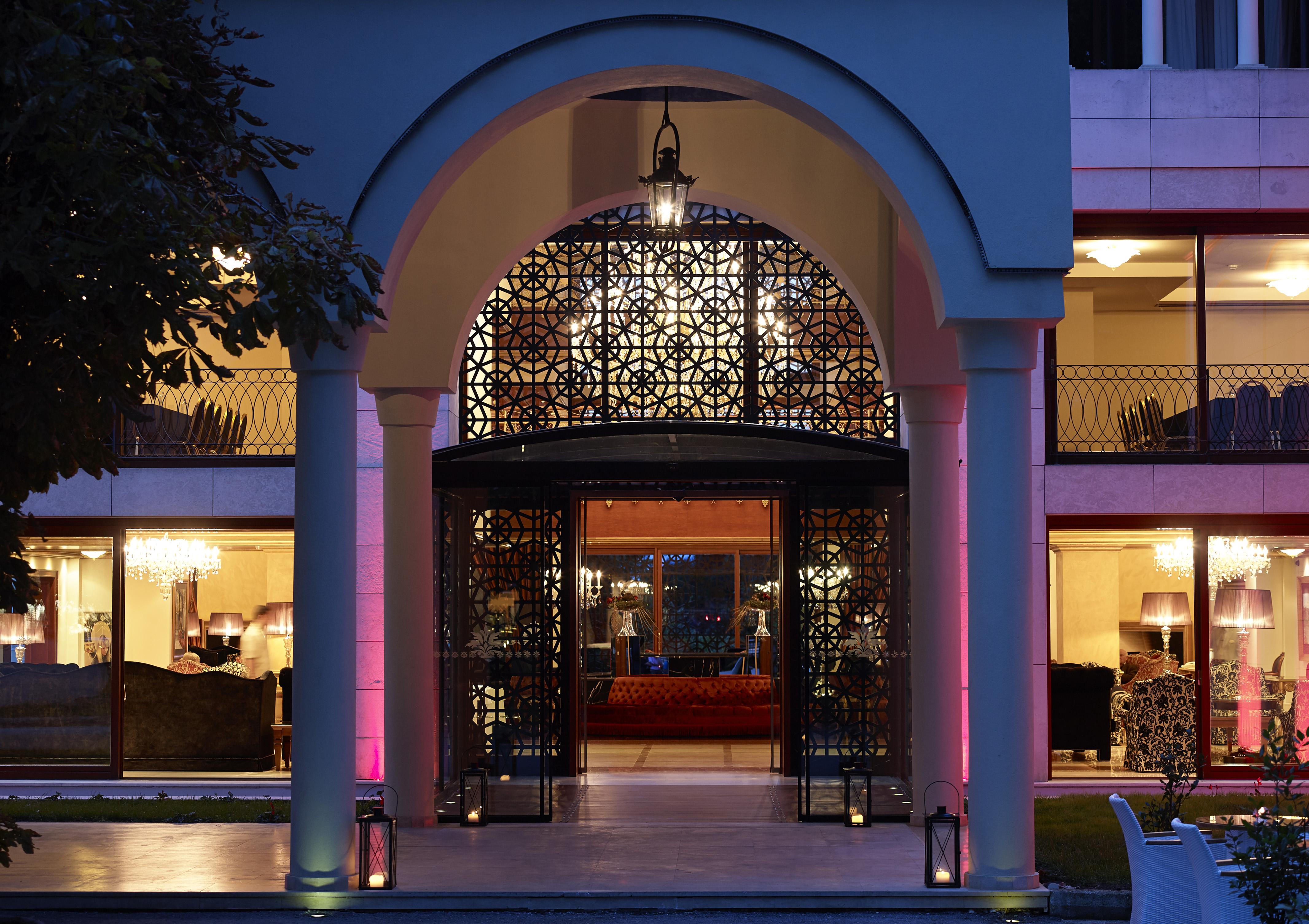 Grand Serai Congress And Spa Ioannina Exterior foto Entrance to the hotel
