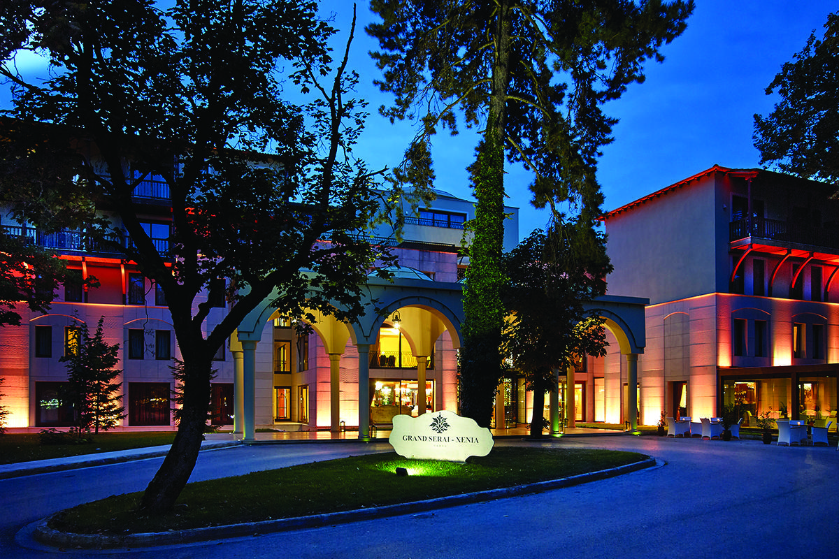 Grand Serai Congress And Spa Ioannina Exterior foto Entrance of the hotel