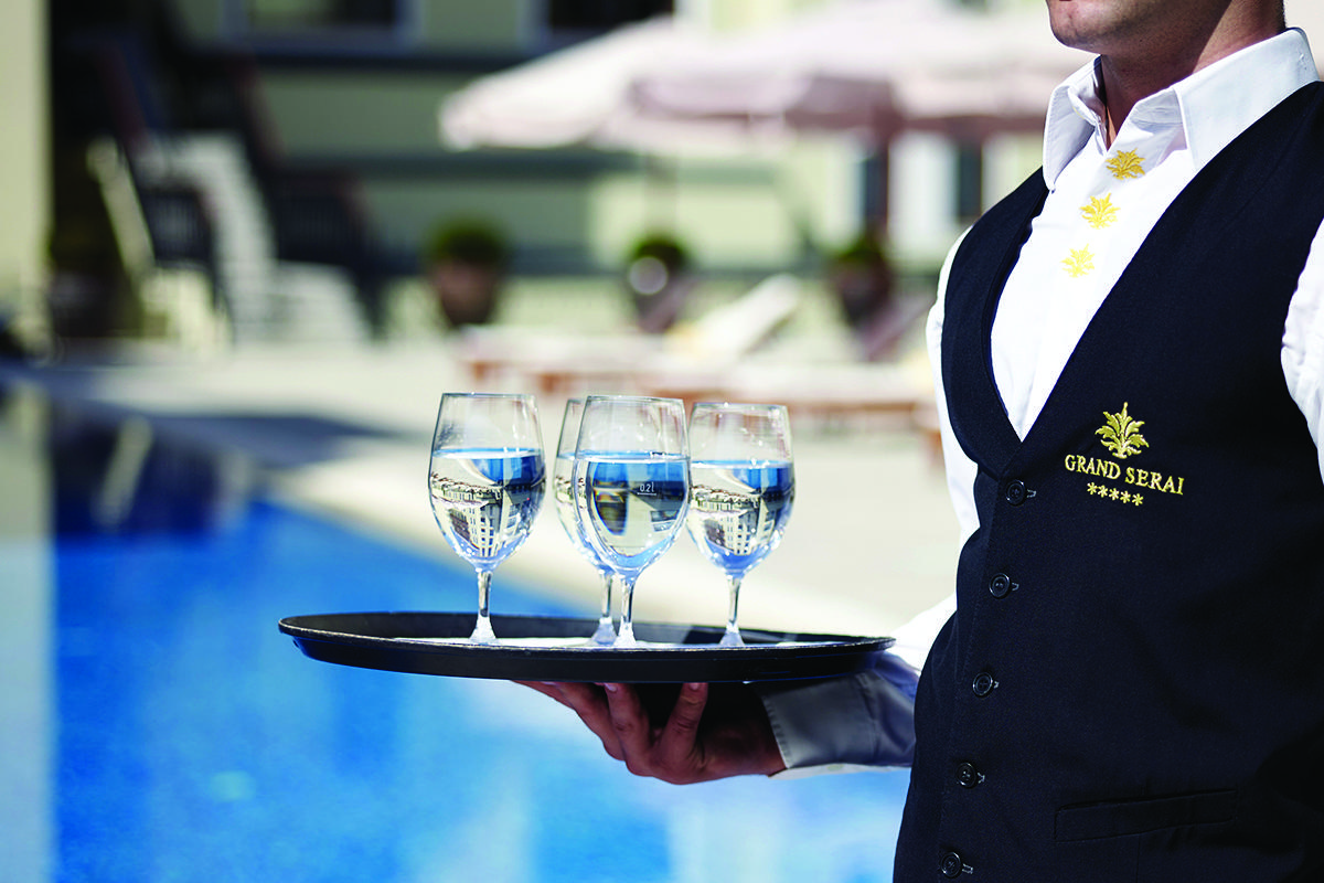 Grand Serai Congress And Spa Ioannina Exterior foto A butler at Grand Serai